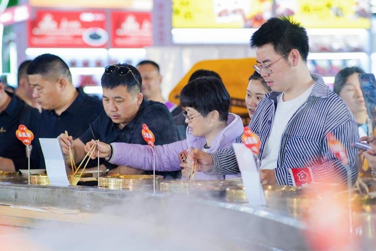 景 重庆德庄食品引领全民吃辣潮流PG电子麻将胡了试玩定义调味新场(图2)