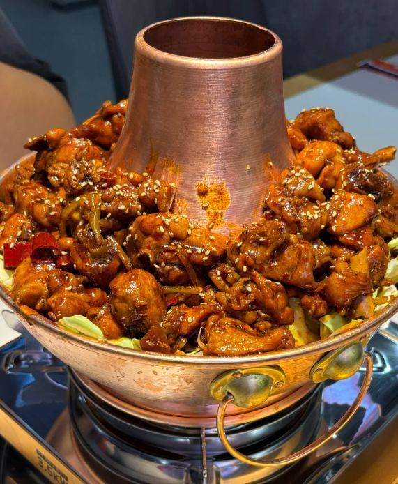 方豪爽遇上川渝的麻辣鲜香麻将胡了沧州火锅鸡：当北(图2)